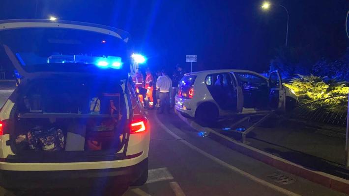 Felino, auto sbanda e abbatte una cancellata