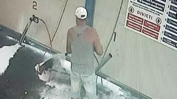 Pulisce il cane all'autolavaggio, denunciato a Biella