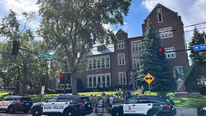 Minneapolis, sparatoria davanti a una scuola cattolica: almeno un morto, molti feriti. Fermato l'attentatore