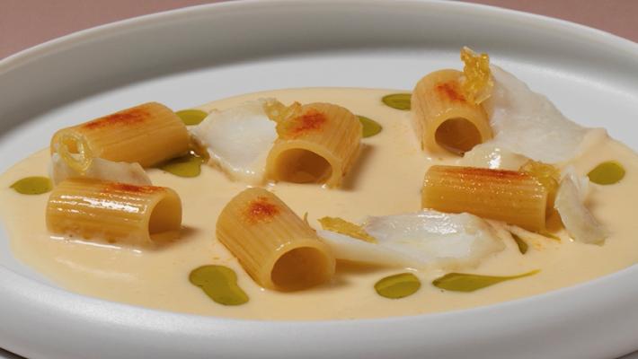 Mezzi rigatoni merluzzo, cipolla dolce  e olio di fico