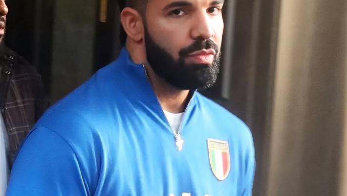 Drake per la prima volta in Italia: "Aspettavo da una vita". E sui social posta la foto con la maglia azzurra e Pino Daniele