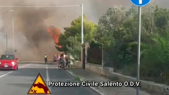 Incendi di sterpaglie, vigili del fuoco in via Resga 