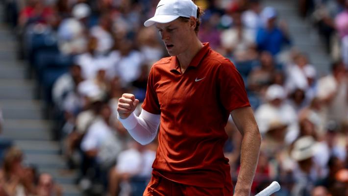 Us Open, Sinner soffre ma supera Shapovalov e va agli ottavi: 5-7 6-4 6-3 5-3