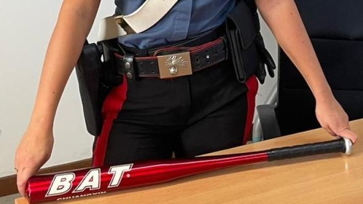 Aggredisce i carabinieri con una mazza da baseball: arrestato un 27enne straniero