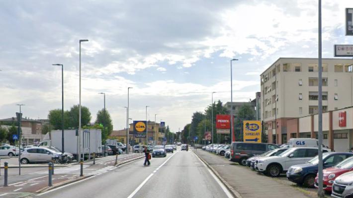Pedone investito da una bici in via Venezia: due persone al pronto soccorso