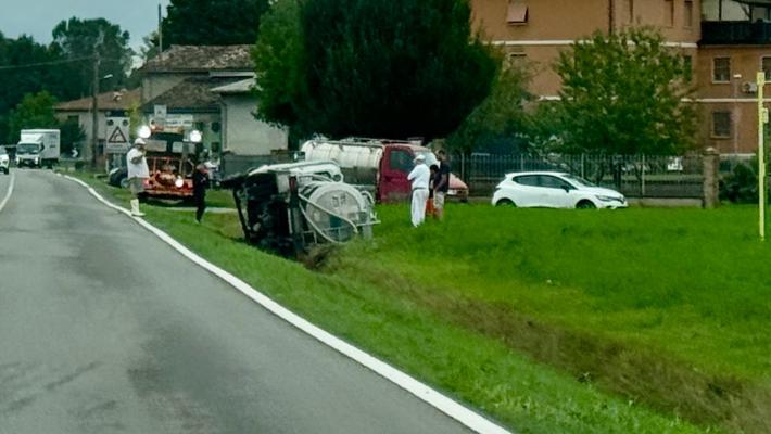 Camioncino nel fosso a Vicomero: un ferito 