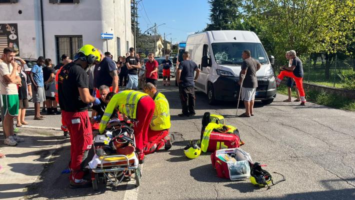 Uomo in bicicletta investito da un furgone a Mezzano Superiore: atterrato l'elisoccorso del 118