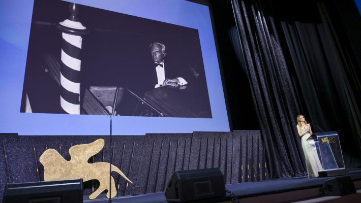 Gran finale al Festival  del Cinema di Venezia: tutti in piedi per Armani. Migliore interpretazione a Xin Zhilei