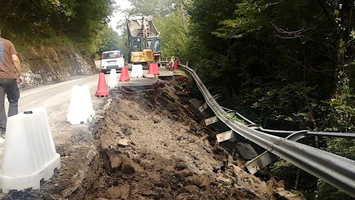 Cede il sostegno della strada del Bosco a Centrale: senso unico alternato con semaforo