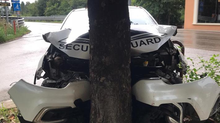 Perde il controllo dell'auto e si schianta contro un albero