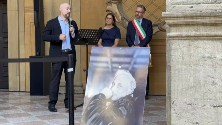 Stefano Benni, lunga coda e commozione alla camera ardente