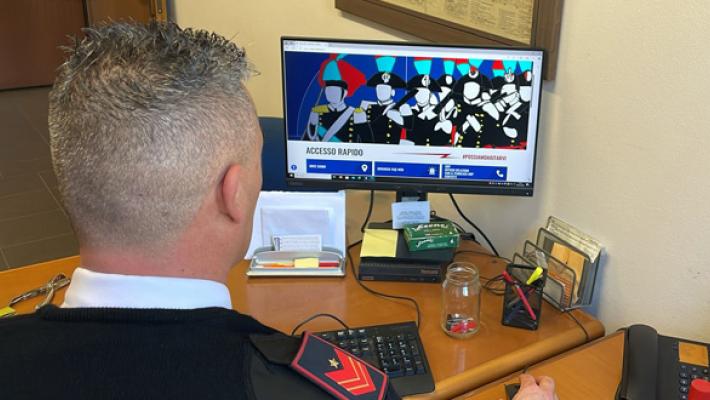 Vittima di un sms ingannevole viene truffata per 4.900 euro da un finto addetto della banca. 49enne italiano denunciato per truffa