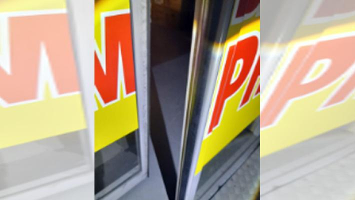 Ladro in azione in un negozio di casalinghi a Parma, arrivano le guardie giurate e le forze dell'ordine: fermato un uomo di origini asiatiche