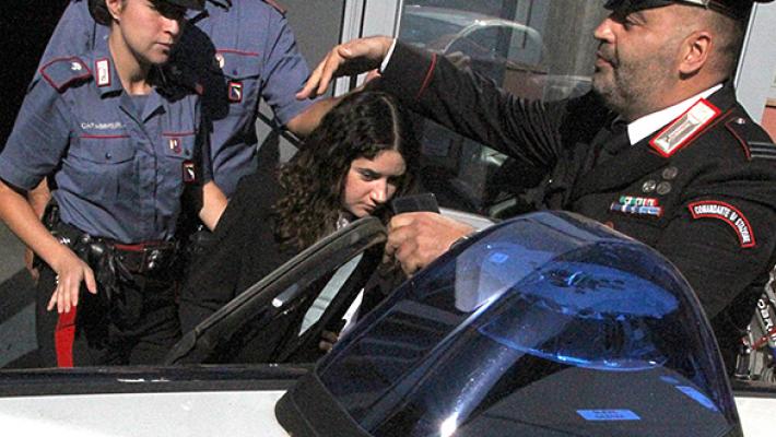 Al processo mostrano la foto del secondo neonato sepolto, Chiara Petrolini esce dall'aula. Rientra e poi va a casa. Anche Samuel è uscito