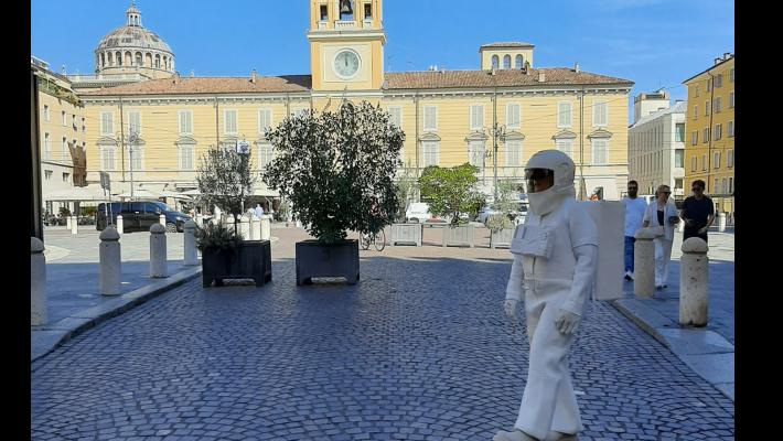 Un'astronauta in giro per la citt&agrave; 