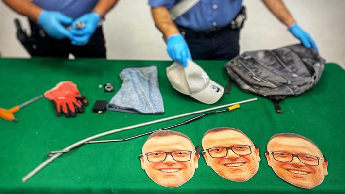 Ladro con maschera di Gigi D'Alessio per ingannare telecamere