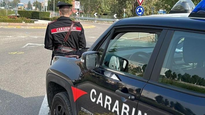 Colorno: sale si di una sedia appoggiata al davanzale della finestra e minaccia di lanciarsi nel vuoto. I carabinieri intervengono e riescono a fermarlo