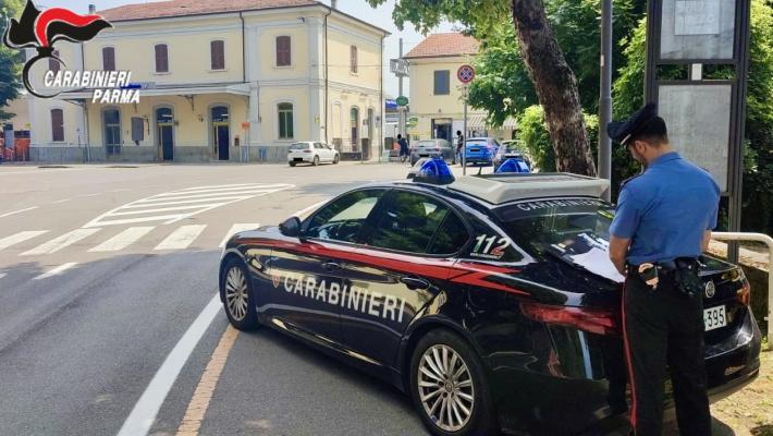 Si intrufola all’interno di un’auto in sosta davanti alla stazione dei treni e arraffa un cellulare nascondendolo in un calzino. Denunciato per furto e accompagnato al centro di rimpatrio 23enne cland