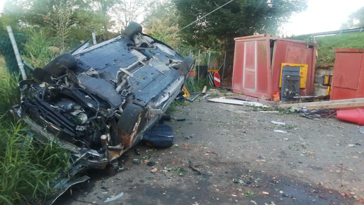 Esce di strada a Carobbio di Tizzano: automobilista incastrato fra le lamiere chiama i vigili del fuoco 