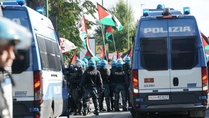 Manifestanti Pro Pal cercano di irrompere nell'aeroporto, la polizia usa gli idranti