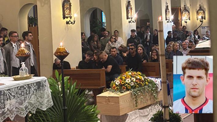 L'ultimo abbraccio a Daniele, morto sul Penna