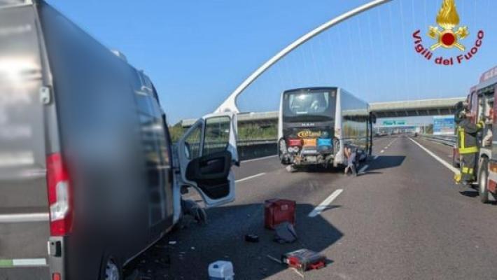 Scontro fra 4 auto sull'autostrada A8, 7 feriti, uno e' grave