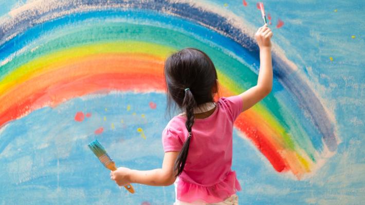 Crescere disegnando. Dalla «scia» delle pappe sul tavolo, agli scarabocchi, alle rappresentazioni: cosa comunicano i  bambini.
