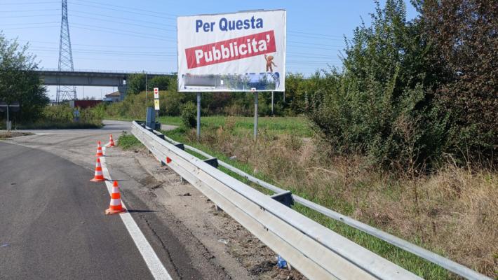  Rimossi i cartelli pubblicitari abusivi in diverse zone di Parma: fioccano multe 