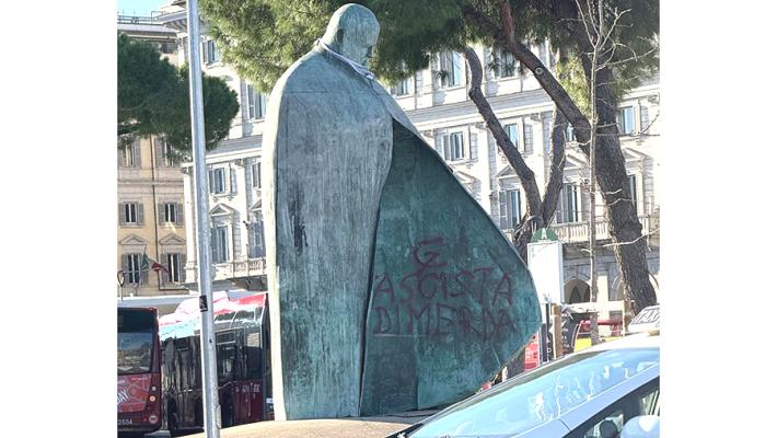 Meloni, imbrattata statua papa Wojtyla, atto indegno