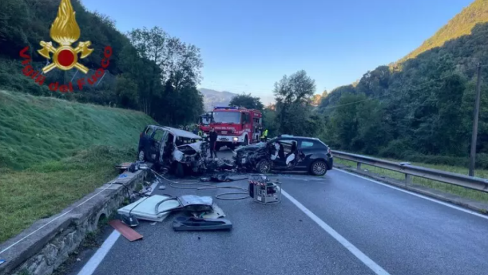 Auto prende fuoco dopo frontale nel Bergamasco, due morti 