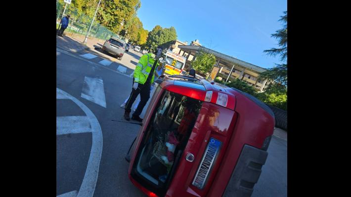 Auto si cappotta in centro a Salso, donna estratta dai vigili del fuoco - Le foto