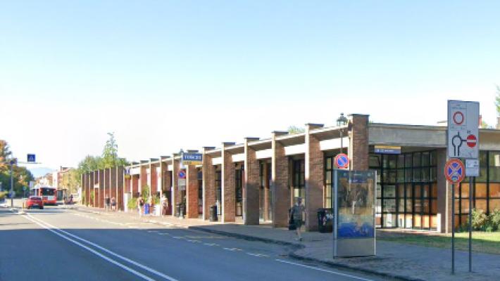 In pieno giorno si abbassa i pantaloni e mostra i genitali  ad una 20enne alla fermata di via Toschi: denunciato 64enne