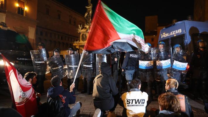 Manifestanti pro-Pal in corteo nonostante i divieti: scontri e idranti in piazza a Bologna