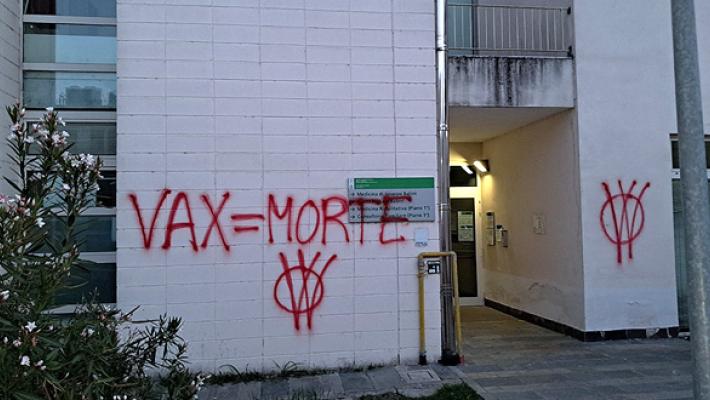 Scritta no vax sui muri