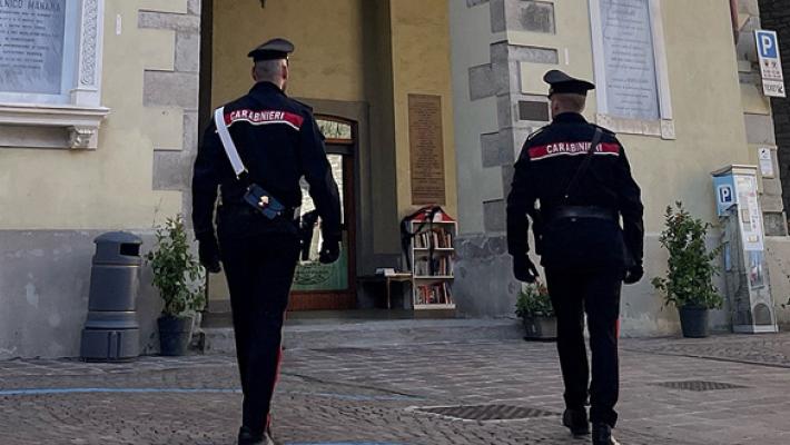 Violenta lite in strada, prima le minacce poi le botte, alla fine spunta anche un coltello. Denunciato 27enne italiano