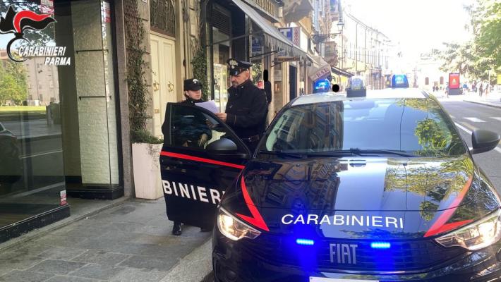 Parma: furti e minacce in un negozio del centro, una commessa vede il presunto responsabile camminare in città e dopo averlo riconosciuto lo  segnala ai carabinieri. Denunciato 30enne straniero 