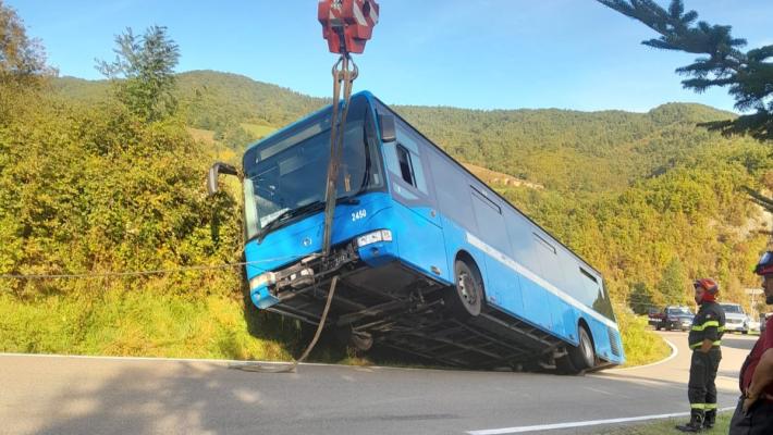 Corriera esce di strada, intervento dei vigili del fuoco a Brunelli
