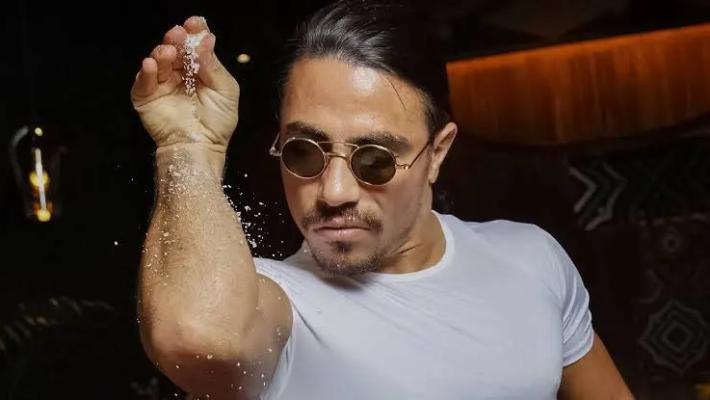 La caduta di Salt Bae, il suo impero si sta sgretolando: buco da 5 milioni di sterline e chiusure di locali