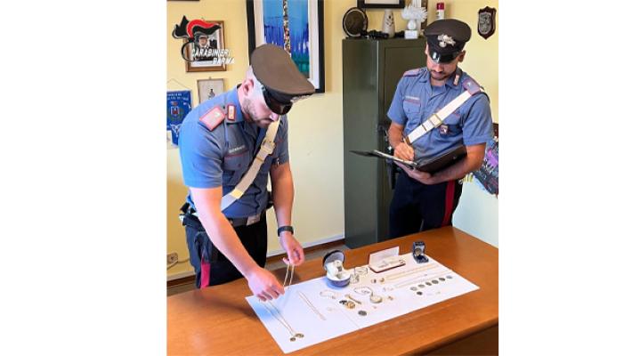 Bedonia e Solignano (pr) : finto maresciallo in azione truffa due anziane - Brillante operazione dei carabinieri che recuperano e restituiscono oro e gioielli. Denunciata coppia di italiani
