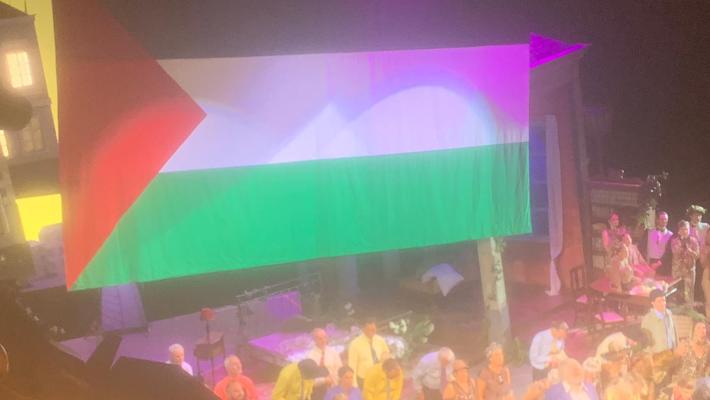 Alla fine del Falstaff sul palco del Regio dispiegata la bandiera palestinese