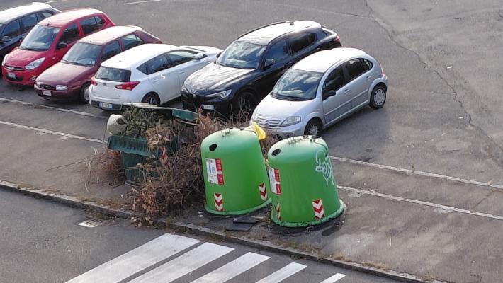 Via Nenni, " il contenitore del verde è strapieno da un mese "