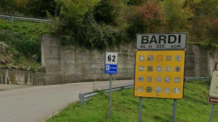 Auto si schianta contro un albero a Bardi: ferita una 84enne