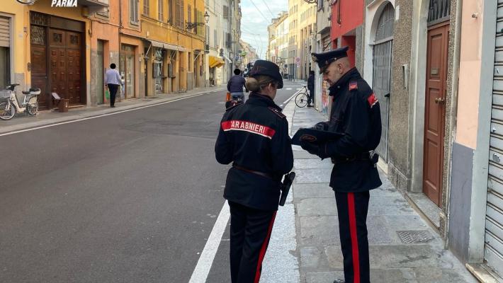 Parma: sfonda la saracinesca ed entra in una tabaccheria del centro arraffando il fondocassa e diversi pacchetti di sigarette. Denunciato 32enne starniero