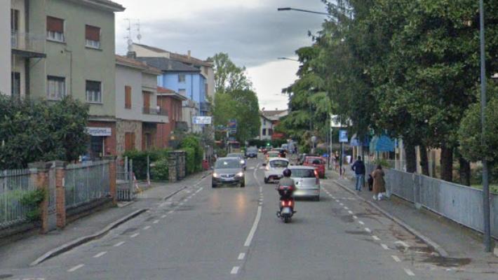 Scontro scooter-bici in strada Langhirano, un ferito al pronto soccorso