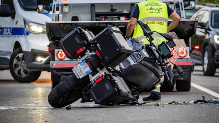 Via Pastrengo, violento scontro tra auto e moto: padre e figlio trasportati al Maggiore