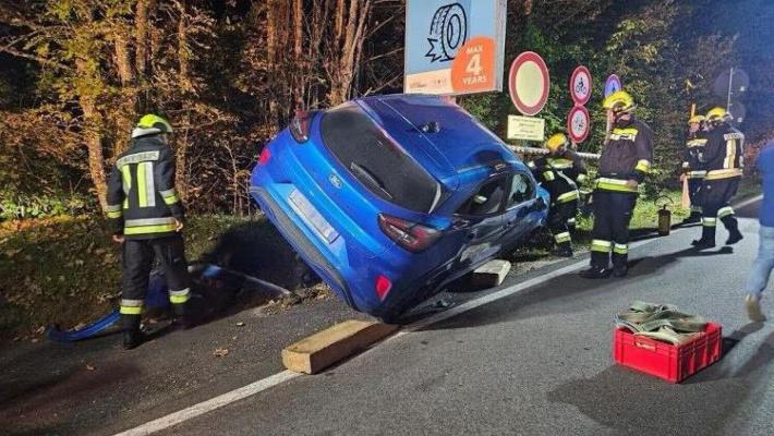 Si schianta contro cartello della campagna anti-incidenti