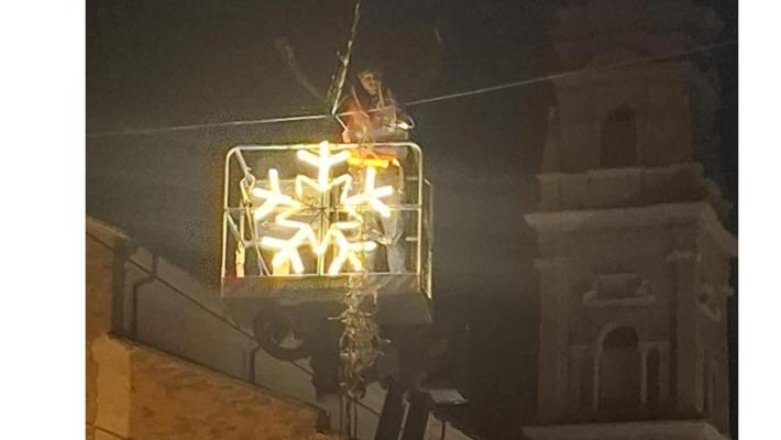 Via Repubblica,  c'è già aria di Natale: "prova tecnica" per le nuove luminarie 