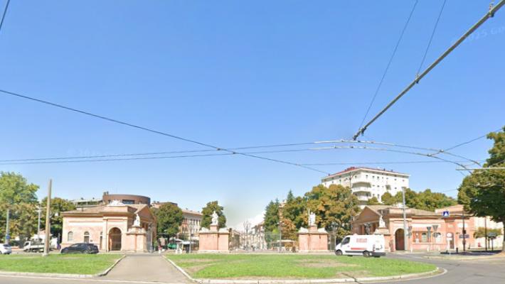Scontro auto-bici in piazzale Barbieri, un ferito al pronto soccorso