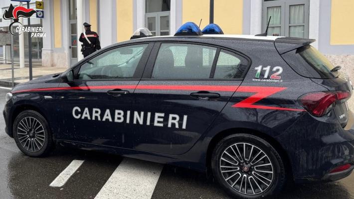 Collecchio: doveva rimanere in regime di arresti domiciliari all’interno di una comunita’ di Parma ma e’ stato trovato alla stazione dei treni di Ozzano Taro pronto a lasciare il territorio parmense. 