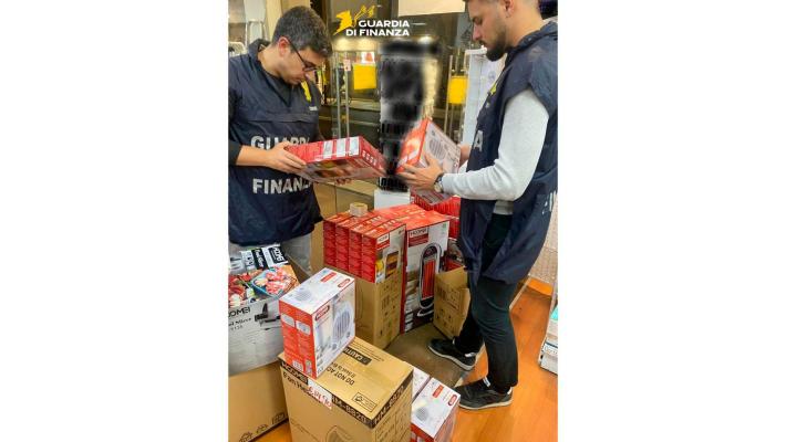 Guardia di finanza Parma: sequestrati oltre 1.000 prodotti non sicuri in un emporio cinese in oltretorrente